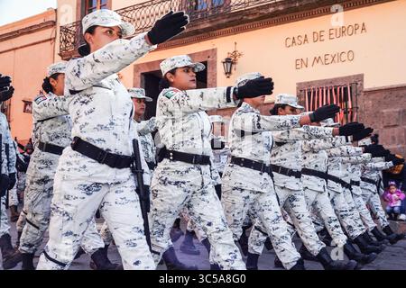 21 janvier 2020, San Miguel de Allende, Guanajuato, Mexique : des membres de la Garde nationale mexicaine défilent pour célébrer le 251e anniversaire du héros de l'indépendance mexicaine Ignacio Allende le 21 janvier 2020 à San Miguel de Allende, Guanajuato, Mexique. Allende, issu d'une famille aisée de San Miguel, a joué un rôle majeur dans la guerre d'indépendance contre l'Espagne en 1810 et plus tard honoré par sa ville natale en ajoutant son nom. (Crédit image : © Richard Ellis/ZUMA Wire) Banque D'Images