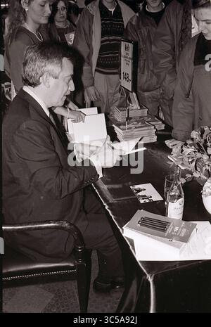 Copenhague/Danemark - la date de numérisation est 16. Mai 2017. (Date réelle inconnue de l'événement politique historique du Danemark) Uffe Ellemann Jensen Ministre danois de l'affais étranger période du 10 septembre 1982 au 25 janvier 1993 et chef du parti politique libéral danois et ancien journaliste de télévision à la braodcastin nationale DR et fils de politiciens et de ses enfants ont eux aussi pris part à la politique, Uffe Ellemann Jensen à la signature du livre à Magasin du Nord et la date de numérisation des images est le 16 mai 2017 (photo Francis Dean/Deanimages) Banque D'Images