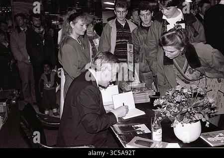 Copenhague/Danemark - la date de numérisation est 16. Mai 2017. (Date réelle inconnue de l'événement politique historique du Danemark) Uffe Ellemann Jensen Ministre danois de l'affais étranger période du 10 septembre 1982 au 25 janvier 1993 et chef du parti politique libéral danois et ancien journaliste de télévision à la braodcastin nationale DR et fils de politiciens et de ses enfants ont eux aussi pris part à la politique, Uffe Ellemann Jensen à la signature du livre à Magasin du Nord et la date de numérisation des images est le 16 mai 2017 (photo Francis Dean/Deanimages) Banque D'Images