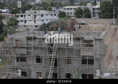 15 novembre 2019, Port-au-Prince, HAI : le gouvernement haïtien recommande aux constructeurs de suivre les normes de résistance aux tremblements de terre. Mais parce que le Parlement n'a pas voté sur un code national du bâtiment, il n'y a aucun moyen de l'appliquer dans la construction, comme dans cet immeuble d'appartements qui monte à Port-au-Prince. (Crédit image : © TNS via ZUMA Wire) Banque D'Images