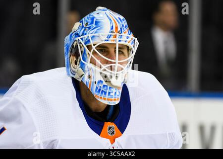 21 janvier 2020 : Thomas Greiss, gardien de but des New York Islanders (1er), se lance dans le match entre les New York Rangers et les New York Islanders au Madison Square Garden à Manhattan, New York. Crédit obligatoire : Kostas Lymperopoulos/CSM (crédit image : &copy ; Kostas Lymperopoulos/CSM via ZUMA Wire) Banque D'Images