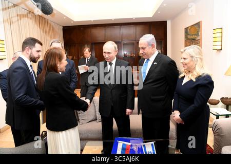 23 janvier 2020, Jérusalem, Israël : le président de la Fédération de Russie VLADIMIR POUTINE serre la main de YAFFA ISSACHAR lors d’une réunion avec le premier ministre israélien BENJAMIN NETANYAHU. Yaffa Issachar est la mère de l’américaine israélienne Naama Issachar, 26 ans, condamnée en octobre 2019 à 7,5 ans de prison russe pour possession de 9,5 grammes de cannabis dans ses bagages lors d’une escale à Moscou. Poutine a assuré à Yaffa Issachar que sa fille rencontrerait aujourd’hui un responsable des droits humains en Russie et que â€œeverything serait okâ (crédit image : © Amos Ben Gershom/Israel GPO via ZUMA Wire) Banque D'Images