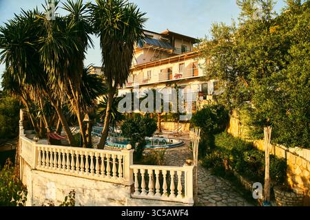 Un petit hôtel avec piscine et palmiers en Albanie Banque D'Images