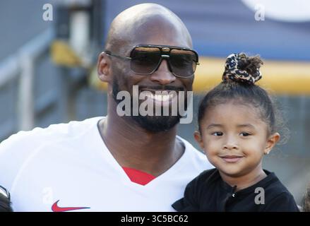 3 août 2019, Pasadena, Californie, États-Unis d'Amérique - L'ancien Laker KOBE BRYANT tient sa fille BIANKA au match amical de l'équipe nationale féminine des États-Unis avec l'équipe nationale d'Irlande au Rose Bowl Stadium. Le WNT américain bat l'Irlande, 3-0. (Crédit image : © Prensa Internacional via ZUMA Wire) Banque D'Images