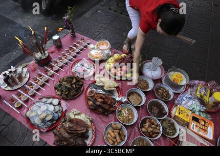 24 janvier 2020, Bangkok, Thaïlande : une femme allume de l'encens pendant la célébration à Chinatown, Bangkok..le nouvel an lunaire, également connu sous le nom de Festival du printemps en Chine marque le début de l'année du rat. La famille ethnique sino-thaïlandaise prie pour la bonne fortune et porte des masques pour la protection contre la poussière alors que le pays lutte pour contenir la pollution de l'air qui s'aggrave. (Crédit image : © Patipat Janthong/SOPA images via ZUMA Wire) Banque D'Images