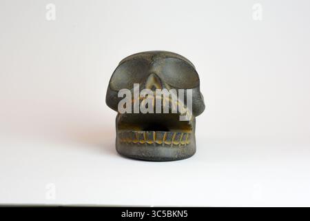 Art précolombien antique : crâne de pierre sculpté du Mexique Banque D'Images