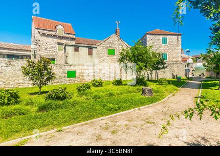 Vue sur les rues étroites et les vieilles maisons en pierre avec volets en bois et toits de tuiles dans le paisible village de Grohote sur l'île de Solta Banque D'Images
