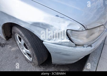 Une automobile rayée et bosselée après un accident. Concept la vulnérabilité des véhicules. Banque D'Images