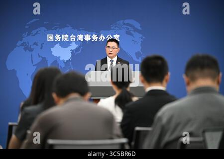 Pékin, Chine. 30 juillet 2025. Chen Binhua, porte-parole du Bureau des affaires taïwanaises du Conseil d'État, répond aux questions lors d'une conférence de presse à Pékin, capitale de la Chine, le 30 juillet 2025. Crédit : Chen Yehua/Xinhua/Alamy Live News Banque D'Images