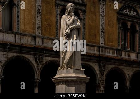 Statue en marbre de Carrare du poète florentin médiéval, Dante Alighieri (1265 - 1321), auteur de la Divine Comédie, Piazza dei Signori, Vérone, Italie. La statue a été sculptée en 1865 par le sculpteur Véronais Ugo Zannoni (1836 - 1919) et se dresse devant la Renaissance Loggia del Consiglio, construite de 1476 à 1493. Dante a dédié Paradiso, une des parties de Divine Comédie, à son hôte Véronèse, Cangrande della Scala. Banque D'Images