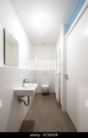 Plan intérieur d'une salle de bains moderne non meublée Banque D'Images