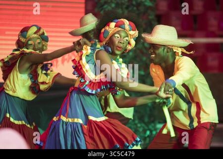 19 août 2017, Cali, Valle del Cauca, Colombie : jeunes Afro-Colombiens dansant des danses traditionnelles de la région colombienne du Pacifique..le Festival Petronio Alvarez est dédié à la culture, au folklore et à la tradition afro-descendante du Pacifique colombien et à ceux qui lui sont directement liés : musique, danses, artisanat, nourriture, etc Il a lieu dans la ville de Cali, en Colombie, au mois d'août. (Crédit image : © Daniel Romero / Vwpics/VW pics via ZUMA Wire) Banque D'Images