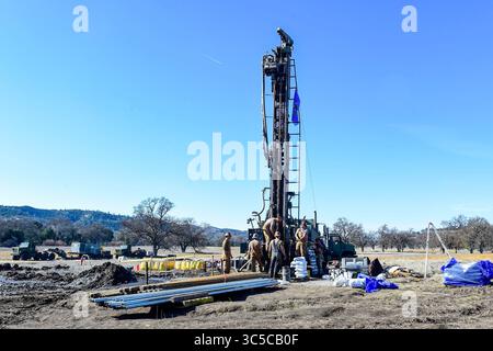 23 janvier 2020 - Californie, États-Unis - les Seabees affectés au bataillon de construction navale mobile 3 et au groupe de construction navale 1 participent à un exercice de forage de puits d'eau au Fort Hunter Liggett de la garnison de l'armée, Calif. Les Seabees sont les experts en génie expéditionnaire et en construction du service naval. Ils fournissent des forces d’ingénierie et de construction adaptées aux tâches, adaptables et prêtes au combat qui se déploient pour soutenir les objectifs de la Marine à l’échelle mondiale. (Crédit image : © U.S. Navy/ZUMA Wire/ZUMAPRESS.com) Banque D'Images