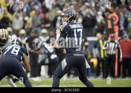 22 décembre 2019, Nashville, Tennessee, États-Unis : le quarterback des Tennessee Titans Ryan Tannehill (17 ans) passe devant le ballon de football lors d'un match entre les Saints de la Nouvelle-Orléans et les Titans du Tennessee au Nissan Stadium de Nashville, TN 22 décembre 2019 (crédit image : © Mickey Bernal/ZUMA Wire) Banque D'Images