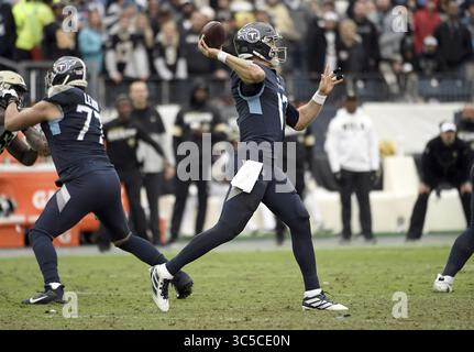 22 décembre 2019, Nashville, Tennessee, États-Unis : le quarterback des Tennessee Titans Ryan Tannehill (17 ans) passe devant le ballon de football lors d'un match entre les Saints de la Nouvelle-Orléans et les Titans du Tennessee au Nissan Stadium de Nashville, TN 22 décembre 2019 (crédit image : © Mickey Bernal/ZUMA Wire) Banque D'Images