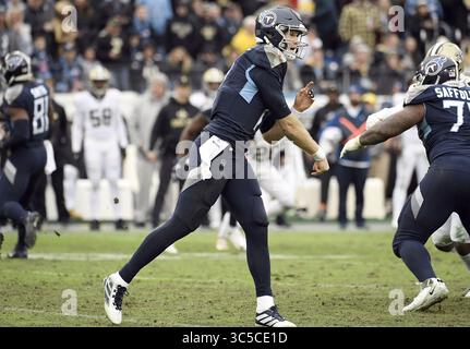 22 décembre 2019, Nashville, Tennessee, États-Unis : le quarterback des Tennessee Titans Ryan Tannehill (17 ans) passe devant le ballon de football lors d'un match entre les Saints de la Nouvelle-Orléans et les Titans du Tennessee au Nissan Stadium de Nashville, TN 22 décembre 2019 (crédit image : © Mickey Bernal/ZUMA Wire) Banque D'Images