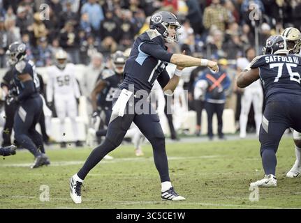 22 décembre 2019, Nashville, Tennessee, États-Unis : le quarterback des Tennessee Titans Ryan Tannehill (17 ans) passe devant le ballon de football lors d'un match entre les Saints de la Nouvelle-Orléans et les Titans du Tennessee au Nissan Stadium de Nashville, TN 22 décembre 2019 (crédit image : © Mickey Bernal/ZUMA Wire) Banque D'Images