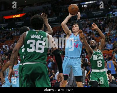 28 janvier 2020, Miami, FL, États-Unis : le garde de la chaleur de Miami Tyler Herro (14 ans) tire sur le garde des Celtics de Boston Jaylen Brown (7 ans) Marcus Smart (36 ans) et Kemba Walker (8 ans) dans le troisième quart-temps d'un match de la saison régulière de basket-ball NBA à l'AmericanAirlines Arena le mardi 28 janvier 2020 à Miami. (Crédit image : © TNS via ZUMA Wire) Banque D'Images