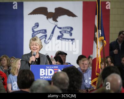29 janvier 2020, Sioux City, IOWA, États-Unis : CHRISTIE VILSACK, ancienne première dame de l'Iowa, parle de son soutien à l'ancien vice-président et espoir présidentiel démocrate de 2020 Joe Biden lors d'un rassemblement de campagne au Western Iowa Tech College à Sioux City, Iowa, mercredi 29 janvier 2020. Biden et d'autres candidats démocrates espèrent visiter de nombreuses communautés de l'Iowa avant l'événement du caucus de l'État qui a lieu lundi 3 février. (Crédit image : © Jerry Mennenga/ZUMA Wire) Banque D'Images