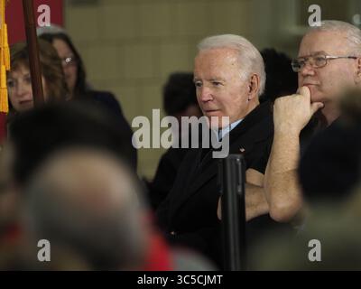 29 janvier 2020, Sioux City, IOWA, États-Unis : JOE BIDEN, ancien vice-président et espoir présidentiel démocrate de 2020, écoute l'ancienne première dame de l'Iowa Christie Vilsack parler de son soutien pour lui lors d'un rassemblement de campagne au Western Iowa Tech College à Sioux City, Iowa, mercredi 29 janvier 2020. Biden et d'autres candidats démocrates espèrent visiter de nombreuses communautés de l'Iowa avant l'événement du caucus de l'État qui a lieu lundi 3 février. (Crédit image : © Jerry Mennenga/ZUMA Wire) Banque D'Images