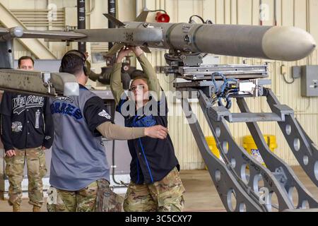 Le 25 janvier 2020 - Gunsan City, Corée du Sud - Airman de 1re classe de l'US Air Force Kendra Wertsbaugh, membre de l'équipe de chargement de la 35e unité de maintenance d'aéronefs, charge un avion Fighting Falcon F-16 lors de la 8e compétition de chargement d'armes de l'année de maintenance Groupâ à la base aérienne de Kunsan, République de Corée, le 25 janvier 2020. Les équipes de chargement sont composées de trois aviateurs assumant des responsabilités différentes dans le but principal de charger les systèmes d'armes aussi rapidement et efficacement que possible. (Crédit image : © U.S. Air Forcs/ZUMA Wire/ZUMAPRESS.com) Banque D'Images