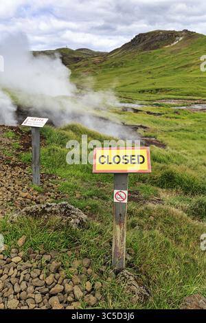 Panneau avec inscription fermée, avertissement, ne pas entrer, vallée de vapeur, zone de baignade de Reykjadalur, HveragerÃ°i, Hveragerdi, cercle d'Or, rocade, glace Banque D'Images