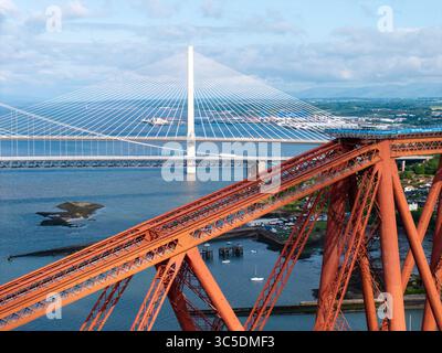 NORTH QUEENSFERRY, FIFE, ÉCOSSE - 18 JUIN 2025 : vue aérienne, Forth Rail Bridge et Queensferry Crossing, Inverkeithing, Écosse Banque D'Images
