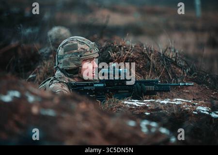 4 février 2020, Bemowo Piskie, Pologne : un soldat britannique, affecté aux Royal Scots Dragoon Guards, lors d'un exercice de tir réel de l'OTAN le 4 février 2020 à Bemowo Piskie, Pologne. (Crédit image : © Sgt. Timothy Hamlin/Planetpix/Planet Pix via ZUMA Wire) Banque D'Images