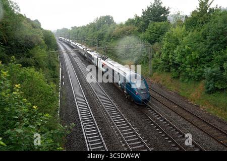 BERKHAMSTED - JUILLET 30 : un train Avanti West Coast est arrêté après un décès présumé sur la ligne de train à Berkhamsted. Scènes autour de la gare de Berkhamsted aujourd'hui, 30 juillet 2025. Tous les trains sur la section London Euston-Milton Keynes ont été annulés en raison d'un décès présumé sur la ligne à Berkhamsted, Hertfordshire, Royaume-Uni. La police, les pompiers et les services d'ambulance étaient tous présents. Photo : © David Levenson/Alamy Live News Banque D'Images