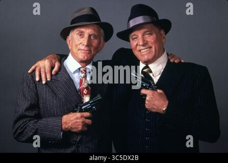 5 février 2020 : KIRK DOUGLAS (né Issur Danielovitch, 9 décembre 1916 - 5 février 2020) acteur, producteur, réalisateur, auteur et icône de l'âge d'or d'Hollywood, est décédé à 103 ans. SUR LA PHOTO : KIRK DOUGLAS et BURT LANCASTER dans une publicité toujours tirée du film de 1986 'Tough Guys'. (Crédit image : © Entertainment Pictures/ZUMAPRESS.com) Banque D'Images