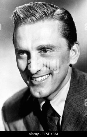 5 février 2020 : KIRK DOUGLAS (né Issur Danielovitch, 9 décembre 1916 - 5 février 2020) acteur, producteur, réalisateur, auteur et icône de l'âge d'or d'Hollywood, est décédé à 103 ans. SUR LA PHOTO : KIRK DOUGLAS dans une publicité du film de 1946 'Strange Love of Martha Ivers'. (Crédit image : © Entertainment Pictures/ZUMAPRESS.com) Banque D'Images