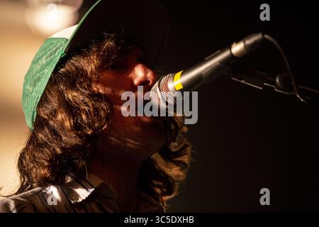 4 février 2020, Porto, Portugal : Adam Brennan, du groupe de rock anglais Fat White Family, se produit sur scène au Hard Club de Porto. (Crédit image : © Diogo Baptista/SOPA images via ZUMA Wire) Banque D'Images