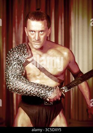 5 février 2020, DOSSIER : L'acteur KIRK DOUGLAS, icône de l'âge d'or hollywoodien et vedette de films tels que Spartacus, 20 000 ligues sous la mer, le mauvais et le beau et Champion est mort. Il avait 103 ans. EN PHOTO : 1960 : Kirk Douglas joue dans 'Spartacus'. (Crédit image : © Universal Pictures/Entertainment Pictures/ZUMAPRESS.com) Banque D'Images