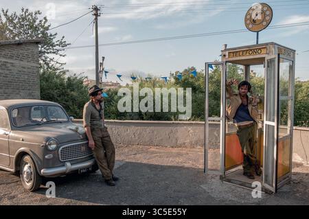 All the Money in the World est un thriller biographique réalisé par Ridley Scott et écrit par David Scarpa, sorti en 2017. Basé sur le livre de John Pearson de 1995 Painfully Rich : The outrageous fortunes and Misfortunes of the Heirs of J. Paul Getty, il décrit les événements entourant l'enlèvement de John Paul Getty III en 1973 et le refus de son grand-père, le magnat du pétrole multimilliardaire J. Paul Getty, de coopérer avec les demandes d'extorsion des ravisseurs. Banque D'Images