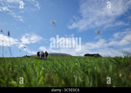 Hambourg, Allemagne. 30 juillet 2025. Les visiteurs montent un escalier jusqu'à l'IBA Georgswerder Energy Hill à Hambourg. Crédit : Christian Charisius/dpa/Alamy Live News Banque D'Images