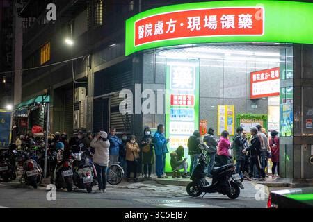 7 février 2020, New Taipei City, Taiwan : les gens dans une file d'attente pour acheter des masques à l'extérieur d'une pharmacie à New Taipei..en réponse à l'épidémie de pneumonie à Wuhan, le rationnement des masques à Taiwan est devenu la préoccupation numéro un pour le gouvernement. Les Taïwanais ne sont autorisés à acheter que 2 pièces par personne dans les 7 jours dans les pharmacies contractées par le système national d'assurance maladie (NHI). (Crédit image : © Walid Berrazeg/SOPA images via ZUMA Wire) Banque D'Images