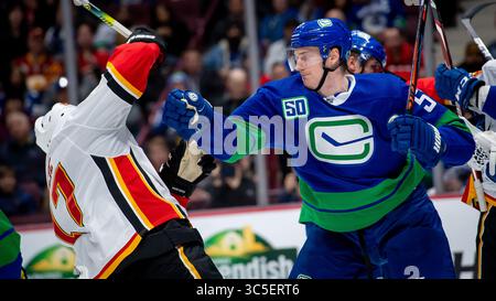 08 février 2020 : le défenseur des Canucks Tyler Myers (57 ans) pousse les flammes à l'aile gauche Milan Lucic (17 ans) pendant le match de la LNH entre les Flames de Calgary et les Canucks de Vancouver au Rogers Arena à Vancouver, Canada. Dom gagne/CSM(image de crédit : &copy ; Dom gagne/CSM via ZUMA Wire) Banque D'Images