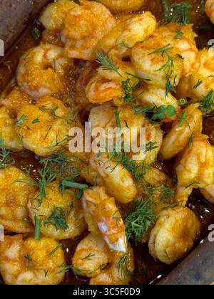 Savoureuses crevettes cuites au four servies dans un restaurant de l'hôtel. Repas de voyage, repas de vacances et repas protéinés légers. Banque D'Images