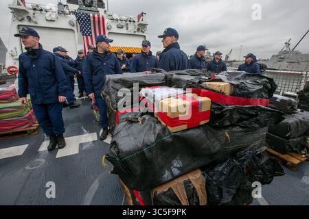 10 février 2019, San Diego, CA, États-Unis : L'équipage du Coast Guard Cutter Munro a déchargé 20 000 livres de cocaïne non coupée saisies dans des zones connues de transit de drogue de l'océan Pacifique est d'une valeur d'environ 338 millions de dollars à la base navale de San Diego le lundi 10 février 2020. ..huit interdictions ont été effectuées entre la mi-novembre et la mi-janvier par les efforts conjoints de quatre équipes de coupe distinctes de la Garde côtière : USCG Cutter Munro, USCG CutterThetis, USCG Cutter résolu et USCG Cutter Tampa. ..les drogues ont été remises à la DEA. (Crédit image : © TNS via ZUMA Wire) Banque D'Images