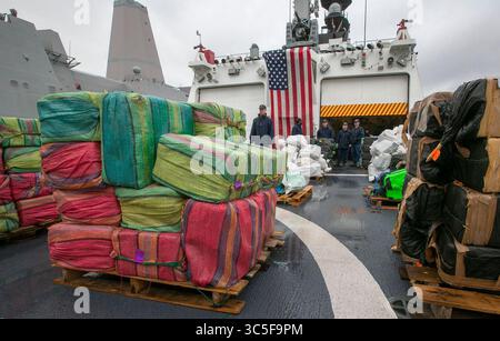 10 février 2019, San Diego, CA, USA : L'équipage du Coast Guard Cutter Munro a déchargé 20 000 livres de cocaïne non coupée saisies dans des zones connues de transit de drogue de l'océan Pacifique est d'une valeur d'environ 338 millions de dollars à la base navale de San Diego le lundi 10 février 2020... Huit interdictions ont été effectuées entre la mi-novembre et la mi-janvier par les efforts conjoints de quatre équipes de coupe distinctes de la Garde côtière : USCG Cutter Munro, USCG CutterThetis, USCG Cutter résolu et USCG Cutter Tampa. ..les drogues ont été remises à la DEA. (Crédit image : © TNS via ZUMA Wire) Banque D'Images