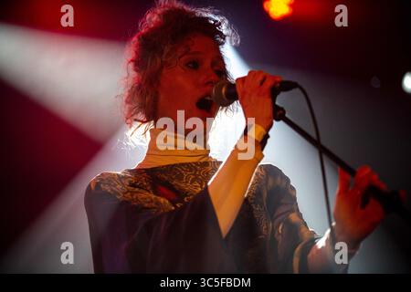 9 février 2020, Porto, Portugal : PORTO, PORTUGAL - 09 FÉVRIER 2020 : Stefanie Callebaut, chanteuse belge du groupe indie pop SX, se produit en direct sur scène au Hard Club de Porto. (Crédit image : © Diogo Baptista/SOPA images via ZUMA Wire) Banque D'Images