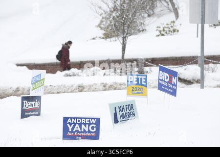 10 février 2020, Plymouth, New Hampshire, États-Unis : des signes de campagne pour les candidats démocrates à la présidentielle en compétition sortent de la neige au milieu d'un rond-point sur la main préparée à Plymouth la veille de la première primaire présidentielle de 2020. (Crédit image : © Michael Forster Rothbart/ZUMA Wire) Banque D'Images