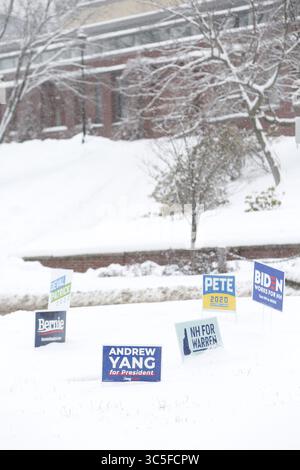 10 février 2020, Plymouth, NH, États-Unis : des signes de campagne pour les candidats démocrates à la présidentielle en compétition sont sortis de la neige au milieu d'un rond-point sur les mains mises à Plymouth, New Hampshire près du campus de l'Université d'État de Plymouth, le 10 février 2020..photo par : Michael Forster Rothbart/Zuma Press. (Crédit image : © Michael Forster Rothbart/ZUMA Wire) Banque D'Images