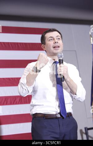 10 février 2020, Plymouth, NH, États-Unis : le candidat à la présidence Pete Buttigieg parle aux électeurs et aux médias à l'Université d'État de Plymouth lors d'un événement de campagne à Plymouth, New Hampshire le 10 février 2020. Photo par : Michael Forster Rothbart/Zuma Press. (Crédit image : © Michael Forster Rothbart/ZUMA Wire) Banque D'Images