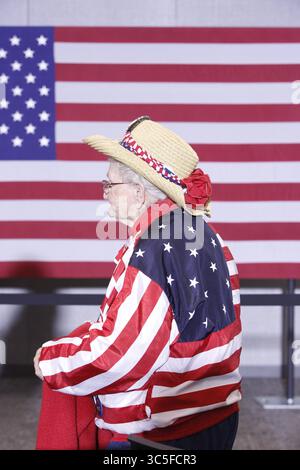 10 février 2020, Plymouth, NH, États-Unis : Pat Provencher de New Hampton, New Hampshire, est un grand fan du candidat à la présidence Pete Buttigieg. Sur sa veste, elle porte des boutons avec des photos d'elle-même avec Buttigieg de précédentes fois qu'ils se sont rencontrés. Buttigieg a parlé aux électeurs et aux médias à l'Université d'État de Plymouth lors d'un événement de campagne à Plymouth, New Hampshire, le 10 février 2020. Photo par : Michael Forster Rothbart/Zuma Press. (Crédit image : © Michael Forster Rothbart/ZUMA Wire) Banque D'Images