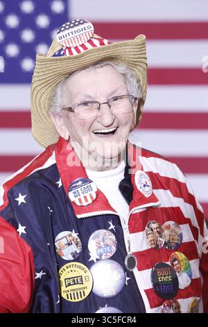 10 février 2020, Plymouth, NH, États-Unis : Pat Provencher de New Hampton, New Hampshire, est un grand fan du candidat à la présidence Pete Buttigieg. Sur sa veste, elle porte des boutons avec des photos d'elle-même avec Buttigieg de précédentes fois qu'ils se sont rencontrés. Buttigieg a parlé aux électeurs et aux médias à l'Université d'État de Plymouth lors d'un événement de campagne à Plymouth, New Hampshire, le 10 février 2020. Photo par : Michael Forster Rothbart/Zuma Press. (Crédit image : © Michael Forster Rothbart/ZUMA Wire) Banque D'Images