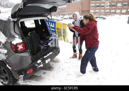10 février 2020, Plymouth, New Hampshire, États-Unis : MAYA DUARTE et AUDREY FIELDS, toutes deux âgées de seize ans, font une formation rapide avant de se diriger vers le candidat à la présidence Pete Buttigieg après l'avoir entendu parler aux électeurs et aux médias de l'Université d'État de Plymouth lors d'un événement de campagne. (Crédit image : © Michael Forster Rothbart/ZUMA Wire) Banque D'Images