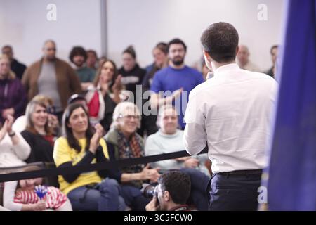 10 février 2020, Plymouth, NH, États-Unis : le candidat à la présidence Pete Buttigieg parle aux électeurs et aux médias à l'Université d'État de Plymouth lors d'un événement de campagne à Plymouth, New Hampshire le 10 février 2020. Photo par : Michael Forster Rothbart/Zuma Press. (Crédit image : © Michael Forster Rothbart/ZUMA Wire) Banque D'Images