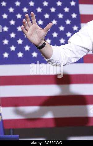 10 février 2020, Plymouth, NH, États-Unis : le candidat à la présidence Pete Buttigieg parle aux électeurs et aux médias à l'Université d'État de Plymouth lors d'un événement de campagne à Plymouth, New Hampshire le 10 février 2020. Photo par : Michael Forster Rothbart/Zuma Press. (Crédit image : © Michael Forster Rothbart/ZUMA Wire) Banque D'Images