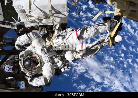 25 janvier 2020 - États-Unis - retour largué par la Terre en rotation, l'astronaute de la NASA U.S. Army Col. Andrew Morgan fait une pause pour une forte occasion de photo de l'armée lors de l'activité extravéhiculaire (EVA) #64 sur le site de travail du spectromètre magnétique Alpha de la Station spatiale internationale le 25 janvier 2020. Morgan et l'astronaute de l'Agence spatiale européenne, Col. Luca Parmitano, de l'armée de l'air italienne, ont participé à cette quatrième et dernière EVA pour achever les réparations de l'AMS, un détecteur de physique des particules à la pointe de la technologie. (Image de crédit : © ESA/ZUMA Wire/ZUMAPRESS.com) Banque D'Images